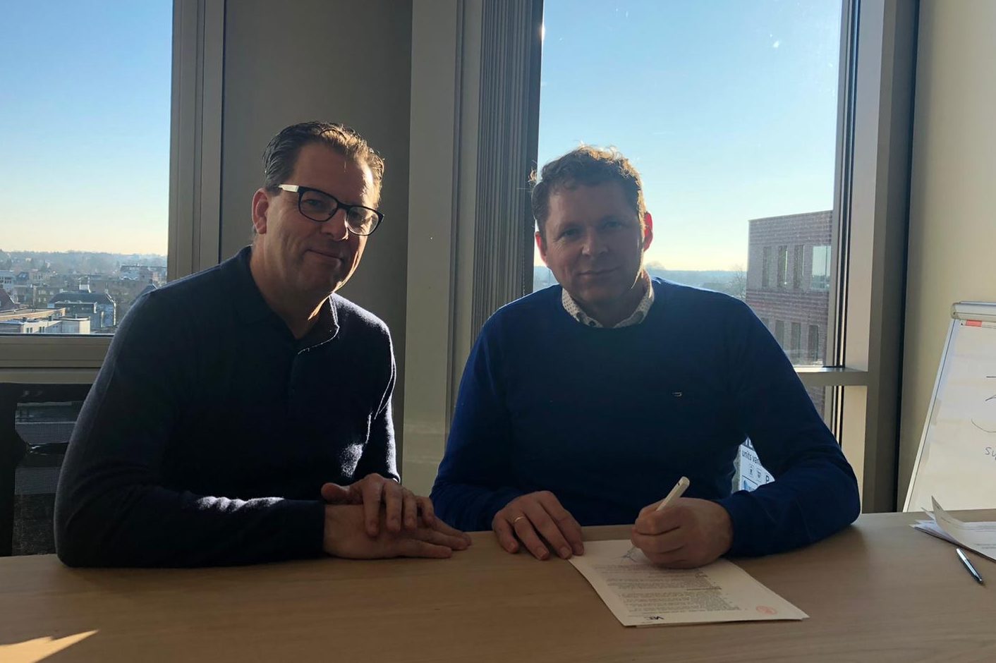 Arjan van de Rovaart (l) en Alfred Bruin tekenen de overeenkomst.
Foto's: Vipam