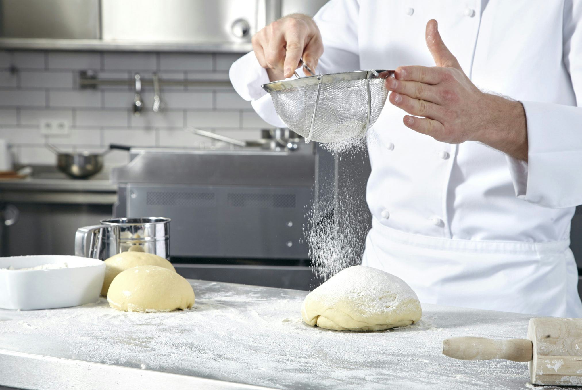 Een allergie ontwikkelen is een sluipend proces dat kan ontstaan door werken met meel en enzymen.
Foto’s: Veilig en gezond in het bakkersbedrijf