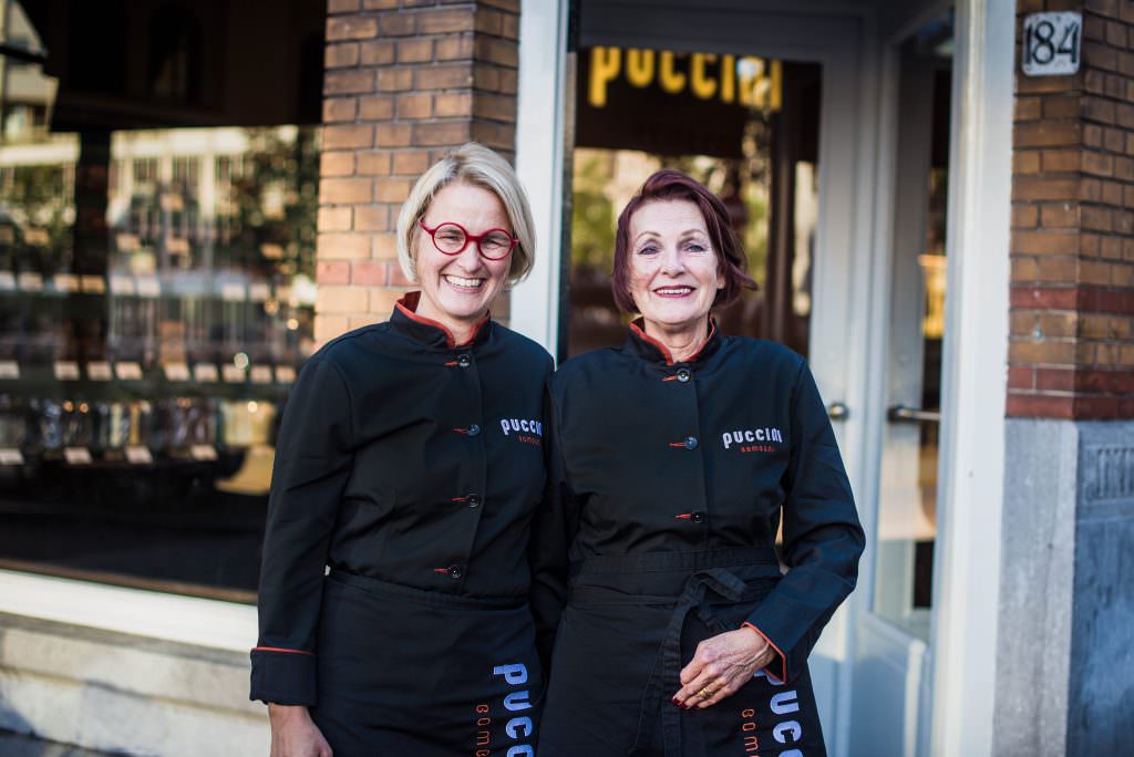 <em>Moeder (links) en dochter startte 30 jaar geleden met het bonbonconcept</em>