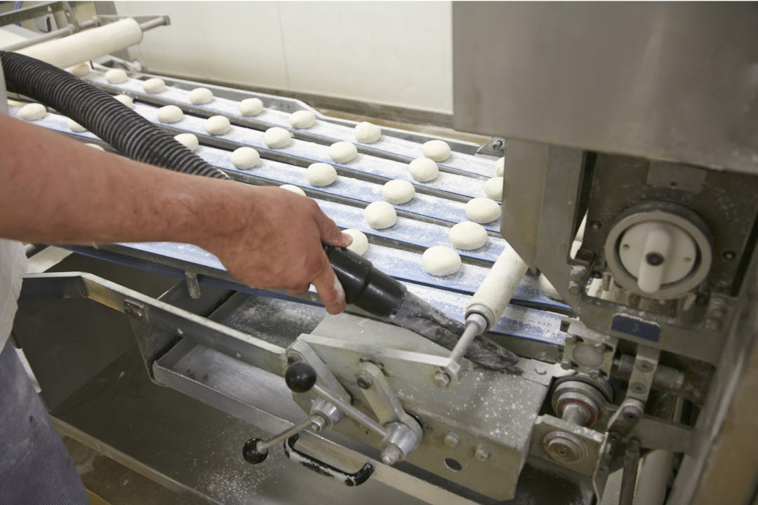 Gebruik een stofzuiger voor het schoonmaken van zeker geen perslucht.