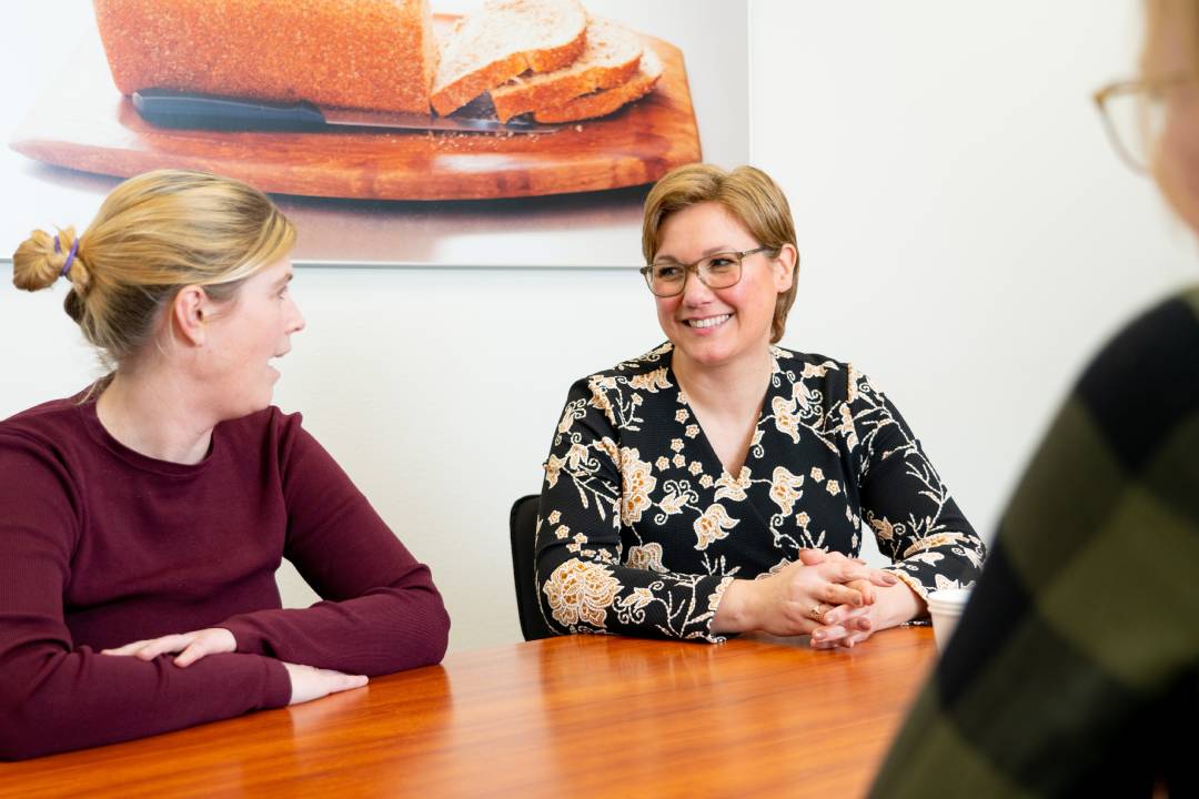 Mirjam Kortekaas in overleg met Babs Bruil (l), die de kar bij Foodbase gaat trekken.
Foto: Jan Willem Schouten