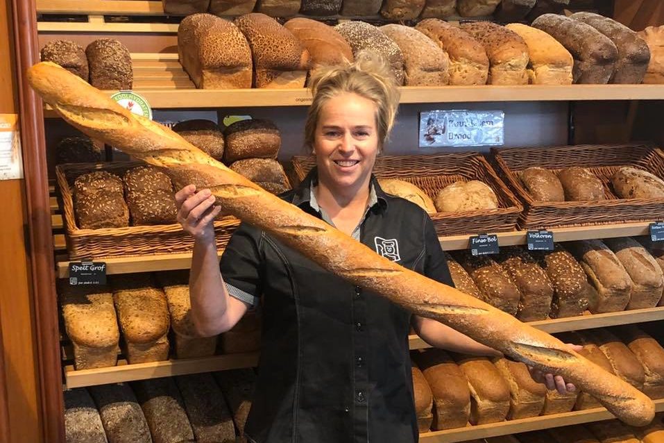 Miriam de Witt begin 2020, toen corona net was uitgebroken, met anderhalve meter stokbrood.
Foto: De Witt