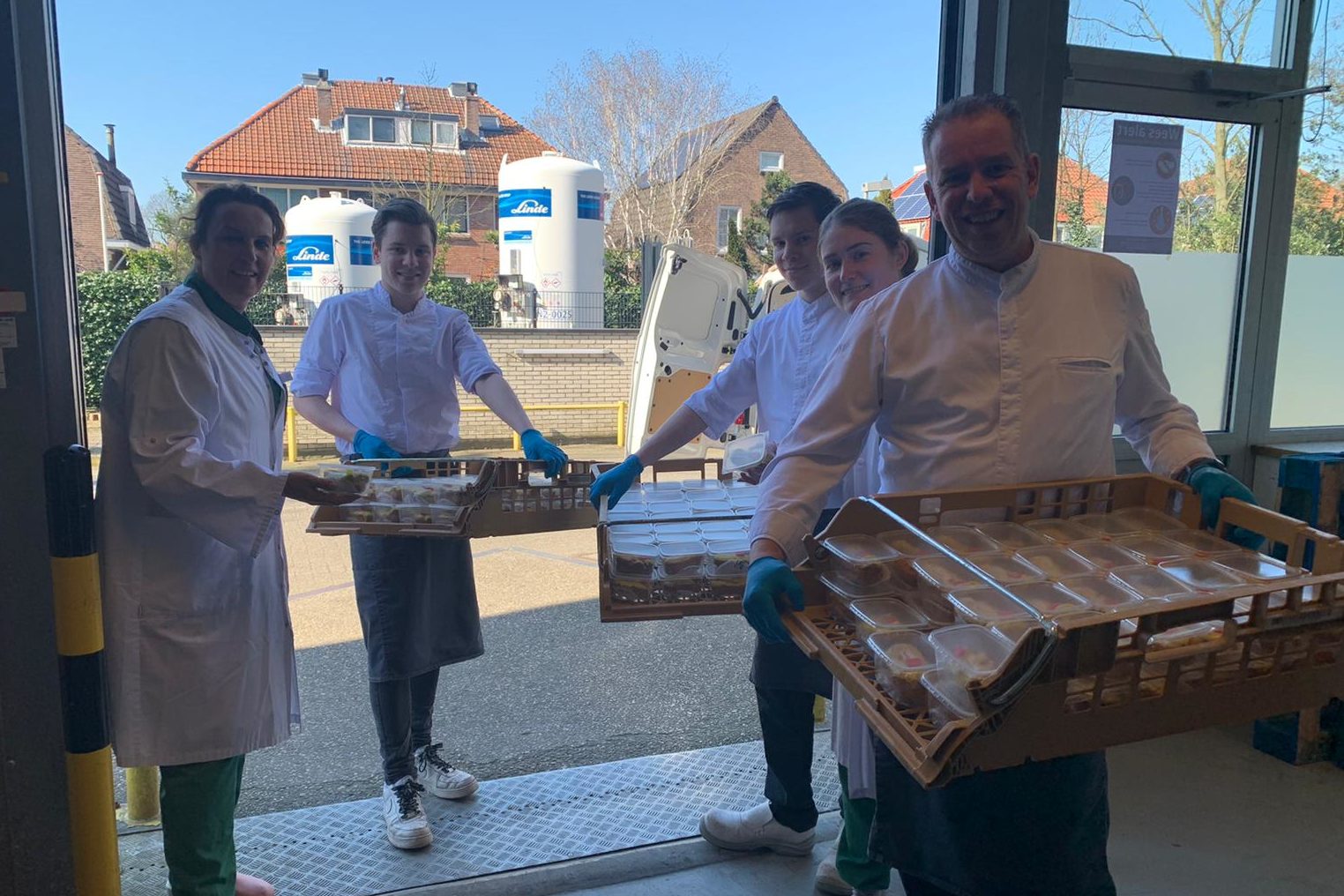Het bakkersgezin van Sjon en Nicole Koelman trakteert duizend medewerkers van het Rode Kruis Ziekenhuis.
Eigen foto