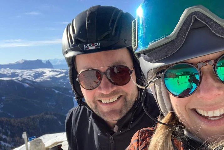 Edwin Klaasen en partner Vivian Blinksma liepen het virus op tijdens een ski-vakantie in Italië.
Foto: eigen foto