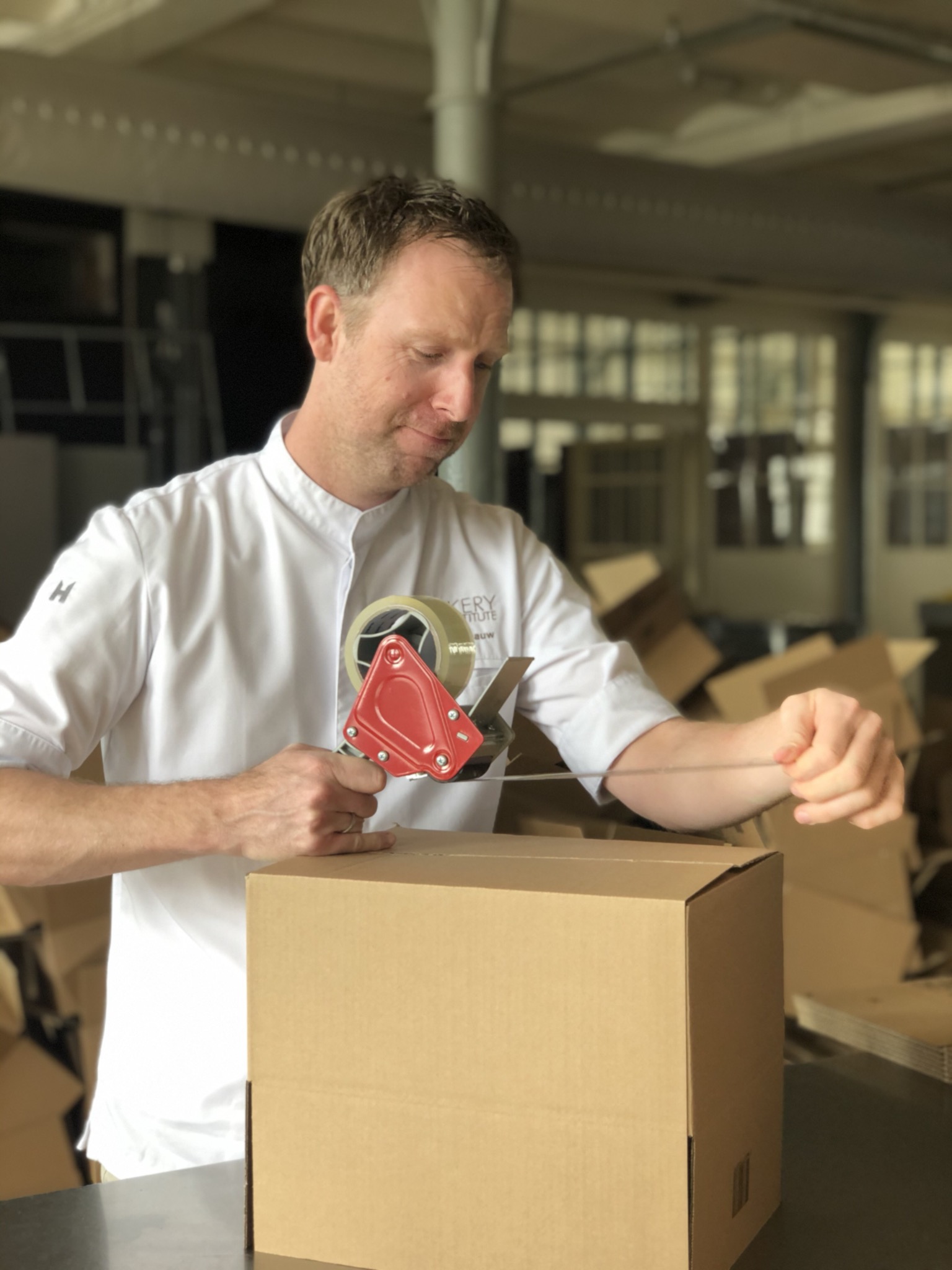 Docent Gerard Blaauw maakt pakketten klaar.