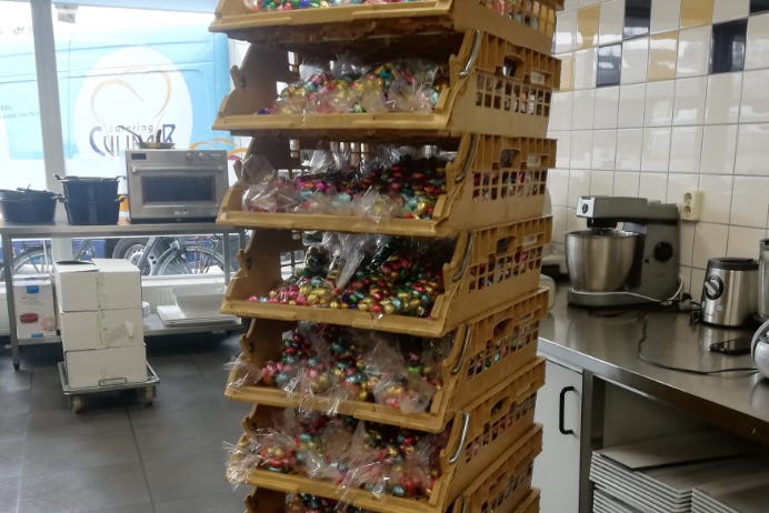 De eitjes zijn met man en macht in porties verdeeld en bezorgd.