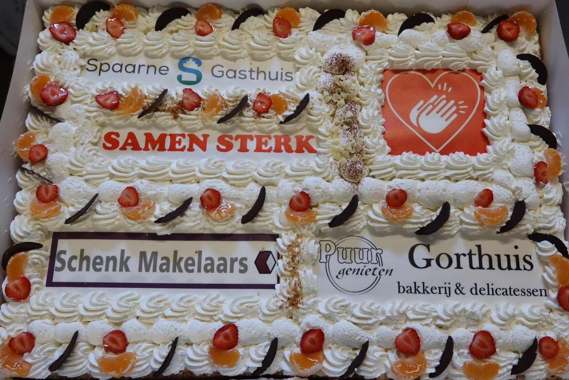 Gorthuis bakkerij & delicatessen en Makelaar Schenk zetten de medewerkers van het ziekenhuis in het zonnetje.
Foto's: Gorthuis