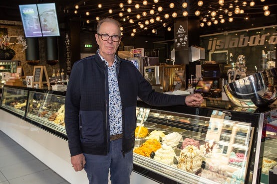 Teun Loonen, voorzitter van de Vereniging Ambachtelijk IJscentrum, bij de IJssalon van Breda. Foto’s: Peter Roek