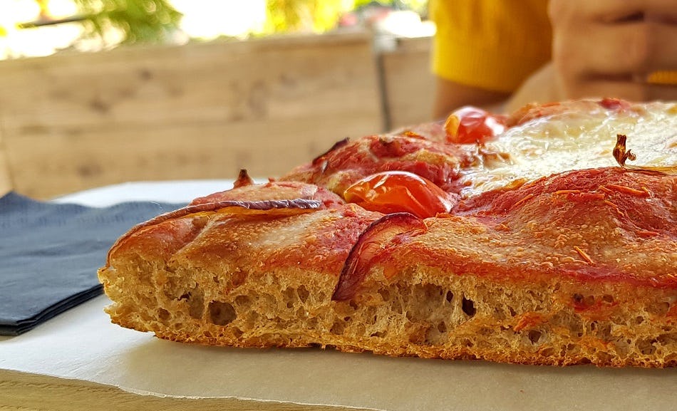 Femke Westerneng van bakkerij Kontjes & Sneetjes (K&S) bakt op vrijdag en zaterdag zuurdesempizza's in specialty coffeebar Kaffeetaria in Utrecht.