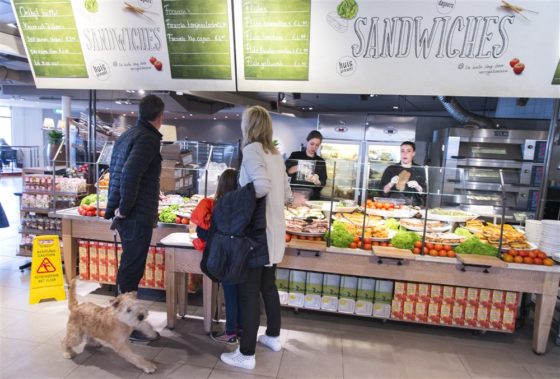 Het La Place Restaurant, de La Place Express en het La Place Bakkerij Café in Arnhem was de eerste La Place die in een voormalig pand van V&D werd gevestigd. Foto: ANP 