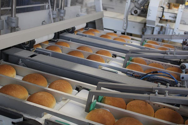 De broodjesproductie bij Bakkerij Amstelveld.