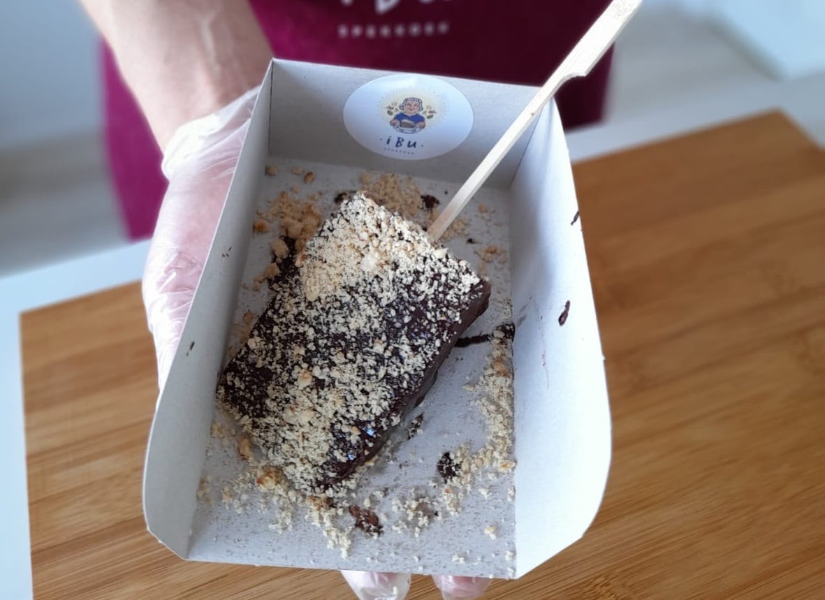 De ‘Spekkoek-on-a-stick’ is verkrijgbaar bij de allereerste Ibu Spekkoek To-Go in Almere.