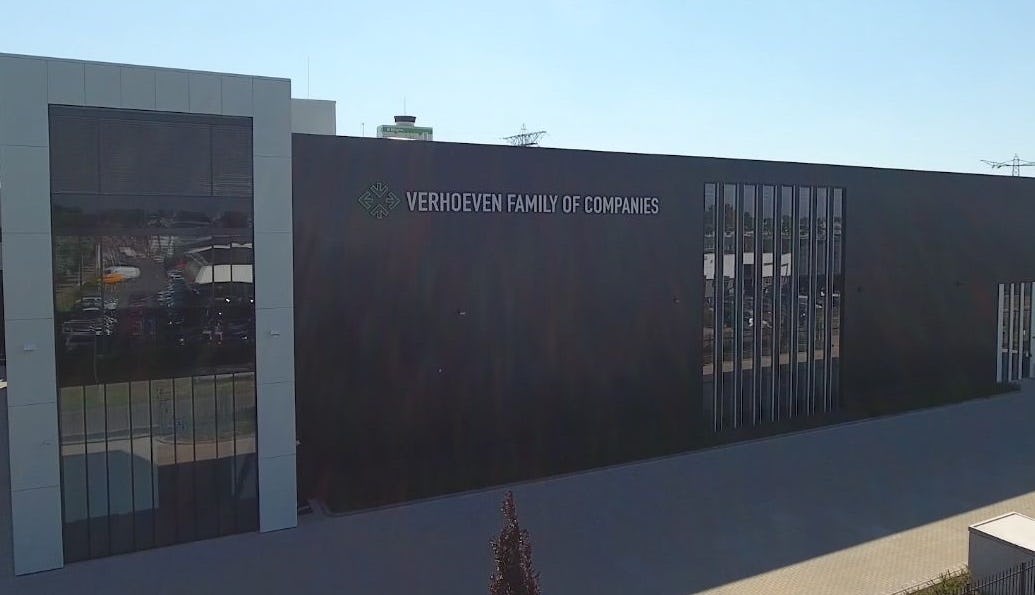 ‘Verhoeven Family of Companies’ staat nu prominent op de gevel van het nieuwe bedrijfspand in Oss.