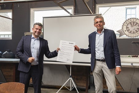 NextDeli en Voedselbanken Nederland tekenen een samenwerkingsovereenkomst.