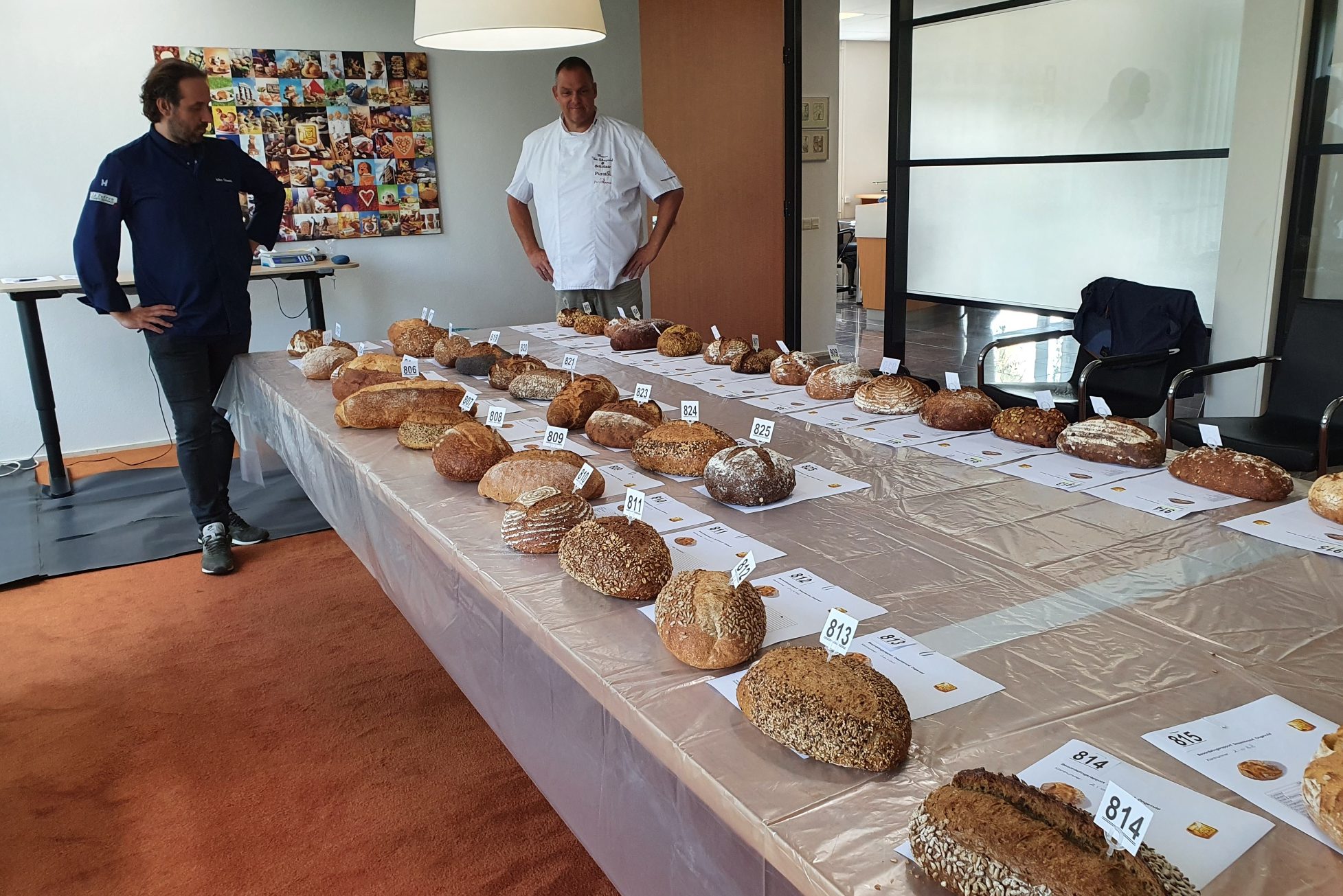 Keurmeesters Mike Onasse en Marco van Scheijndel kregen maar liefst 48 producten onder handen.
Foto: EB