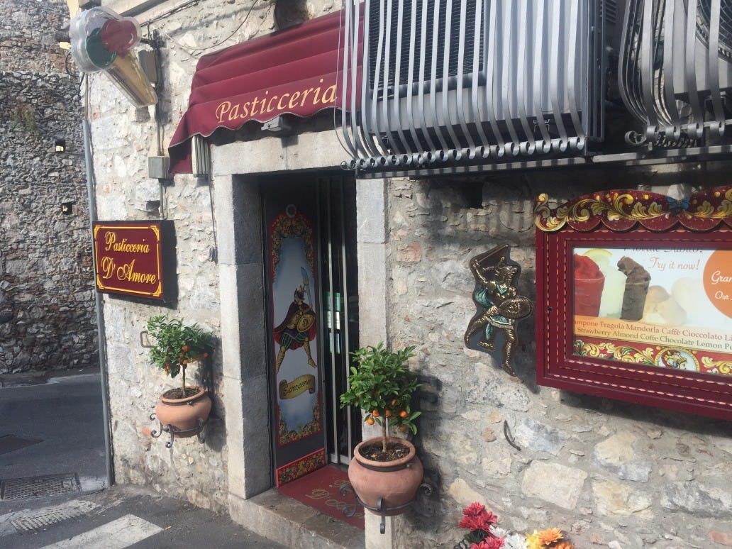 Net buiten het toeristische centrum van Taormina bevindt zich de kleurrijke ‘Pasticceria’ van Salvatore d’Amore. Foto's: Guido Kobessen