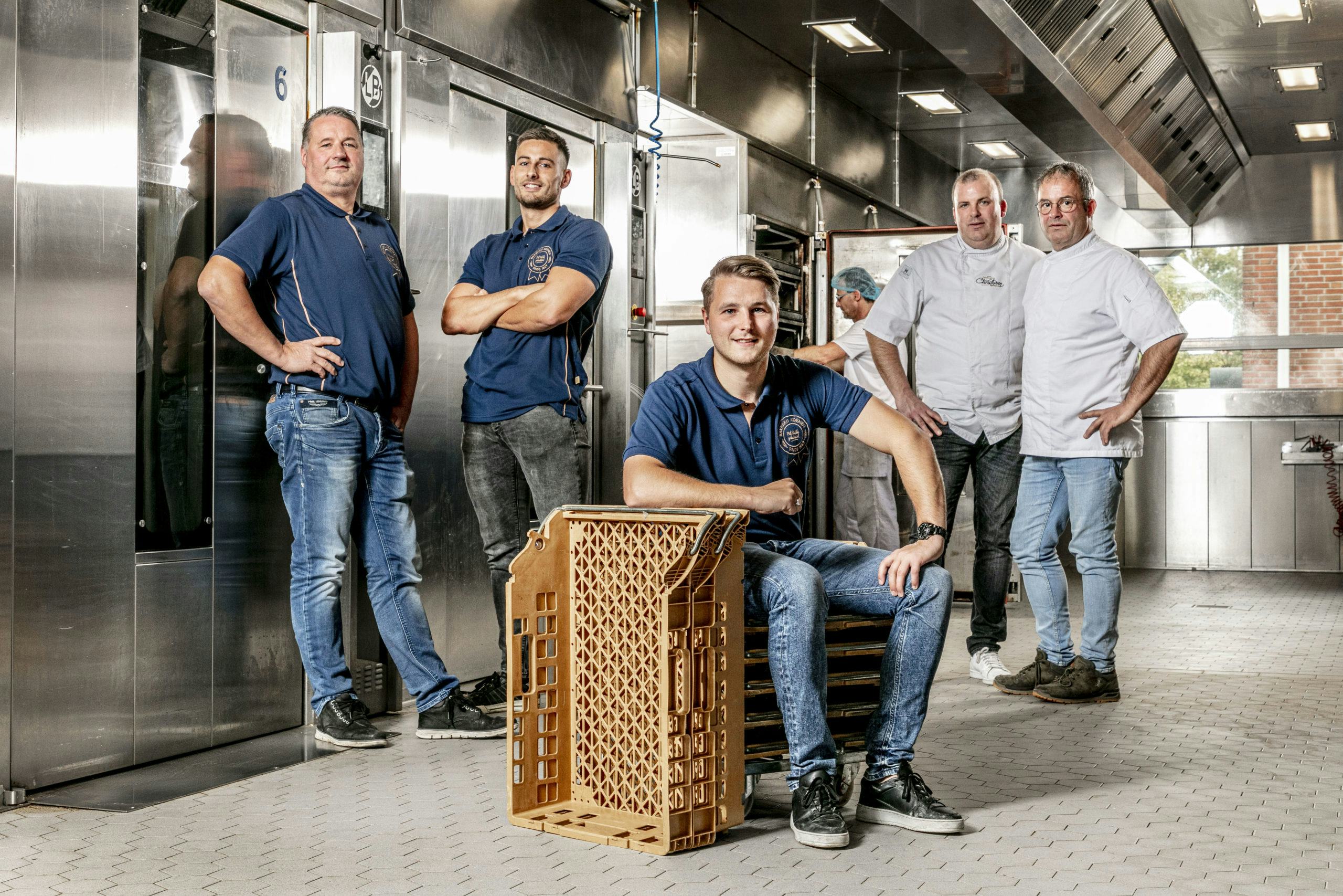 Paul Koenen met zoon Bas en neef Arjan op de voorgrond. Rechts op de foto Stephan en Chris Stienstra van Patisserie Christiaan. Dit weekend rollen de ondernemers hun samenwerking uit.
Foto: Jeroen Liebers, Studio 38C