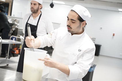 Een cursist bij de cursus IJsbereider aan het IJscentrum.