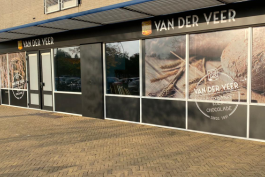 Remco van der Veer heeft direct gezorgd voor nieuwe belettering van het eerder blauwe pand.
Foto: Van der Veer