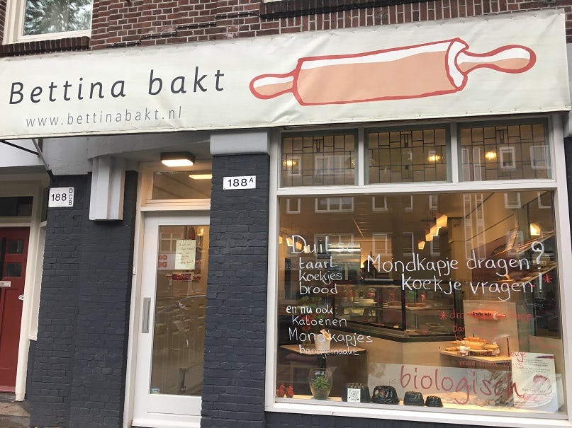 Bij Bettina Bakt krijgen klanten een gratis koekje als ze een mondkapje dragen.