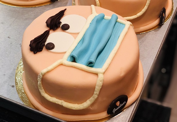 Banketbakkerij Gosselaar verkoopt mondkapjestaart.