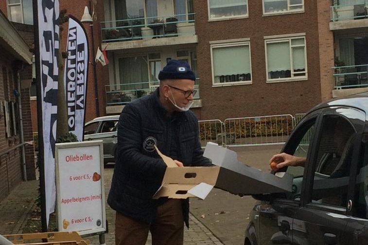 Automobilisten die net niet bij het krat met mini-oliebollen en -beignets konden, werden door het bakkertje zelf een handje geholpen.
Foto's: Brandligt