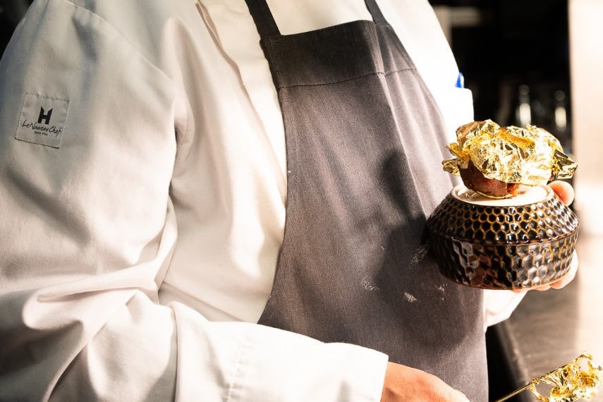 In elk doosje zitten vijf Champagne Bollen, waarvan één met bladgoud.