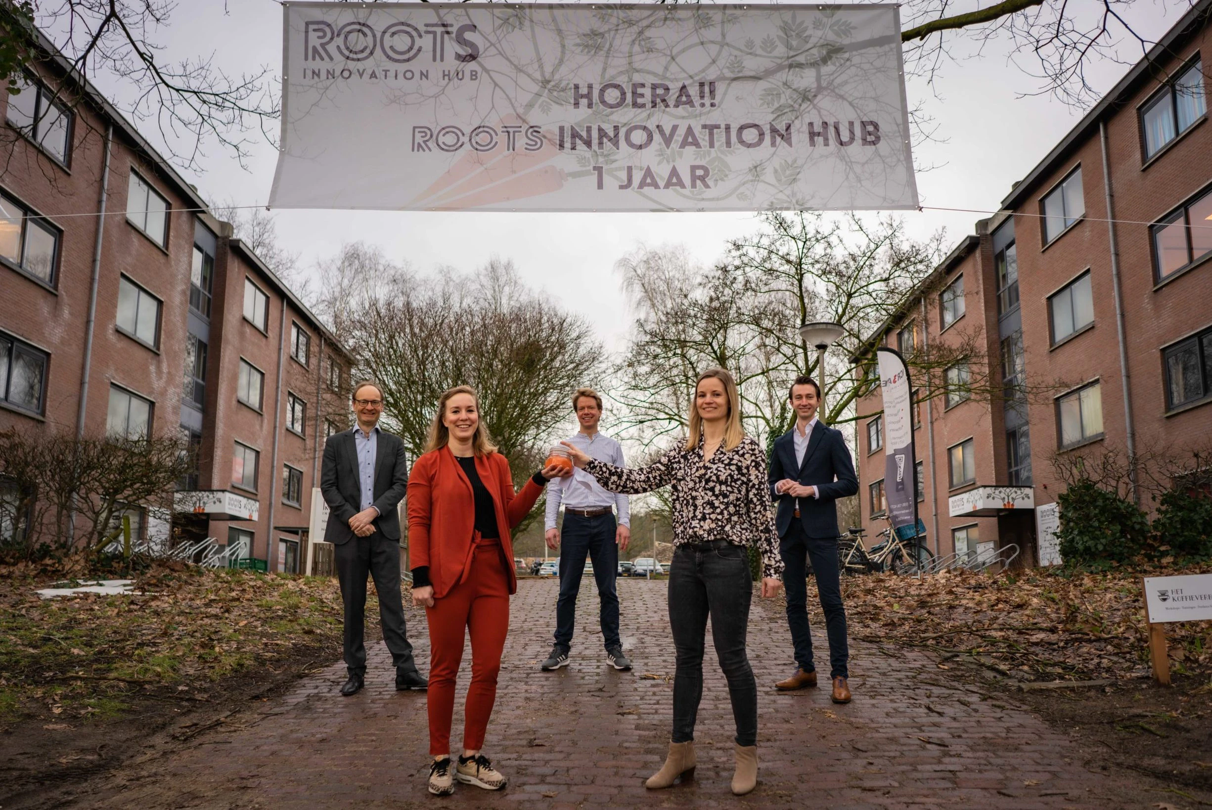 Communitymanager van World Food Center Laura Boon overhandigt een cadeau aan Birgit Dekkers, mede-oprichter Rival Foods.