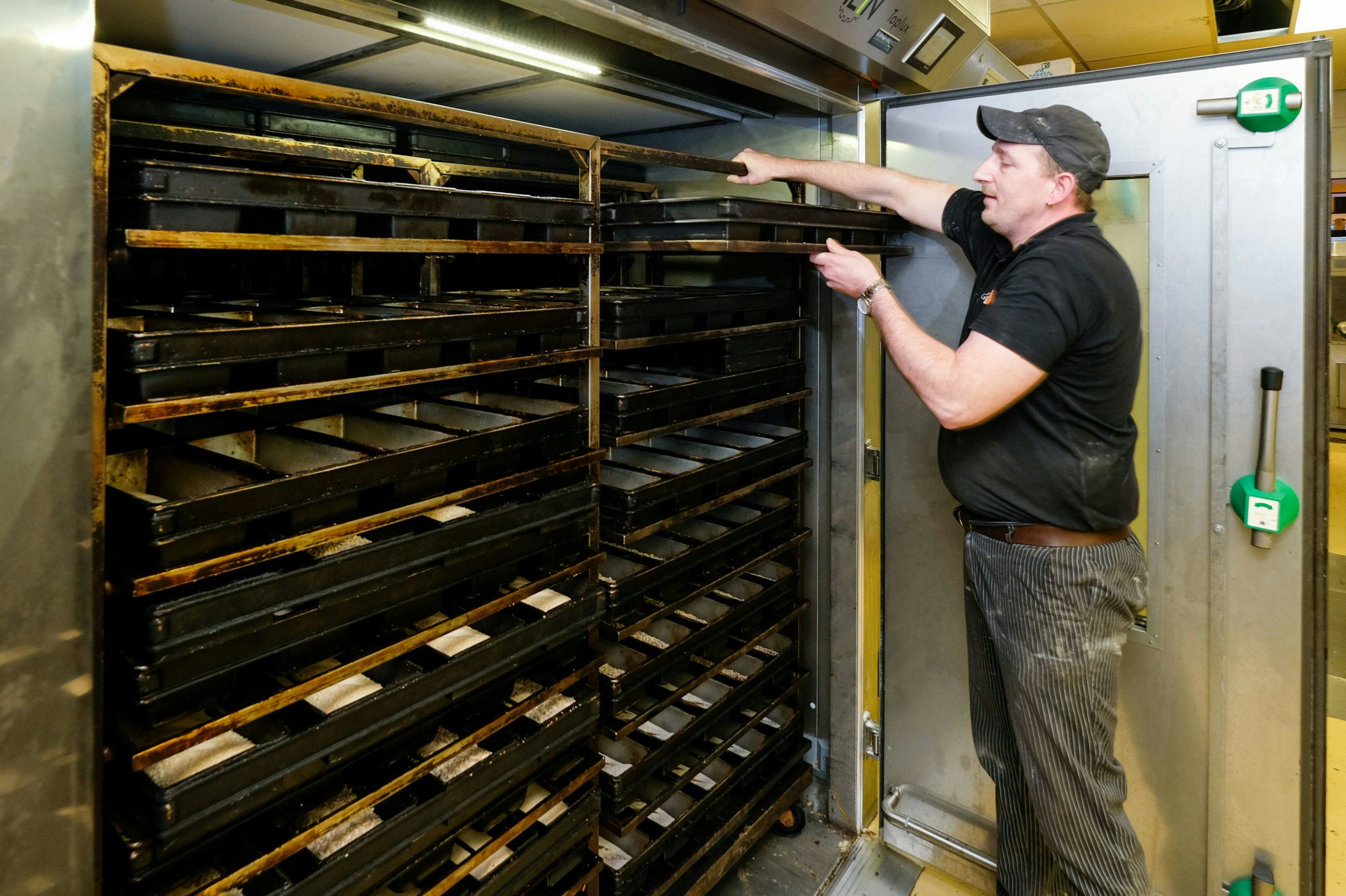 De bakcapaciteit van Strampel is aanzienlijk vergroot met de Hein Ecostone rotatieoven, waarmee hij twee karren brood tegelijkertijd kan bakken. Foto’s: Van Vliet Fotografie