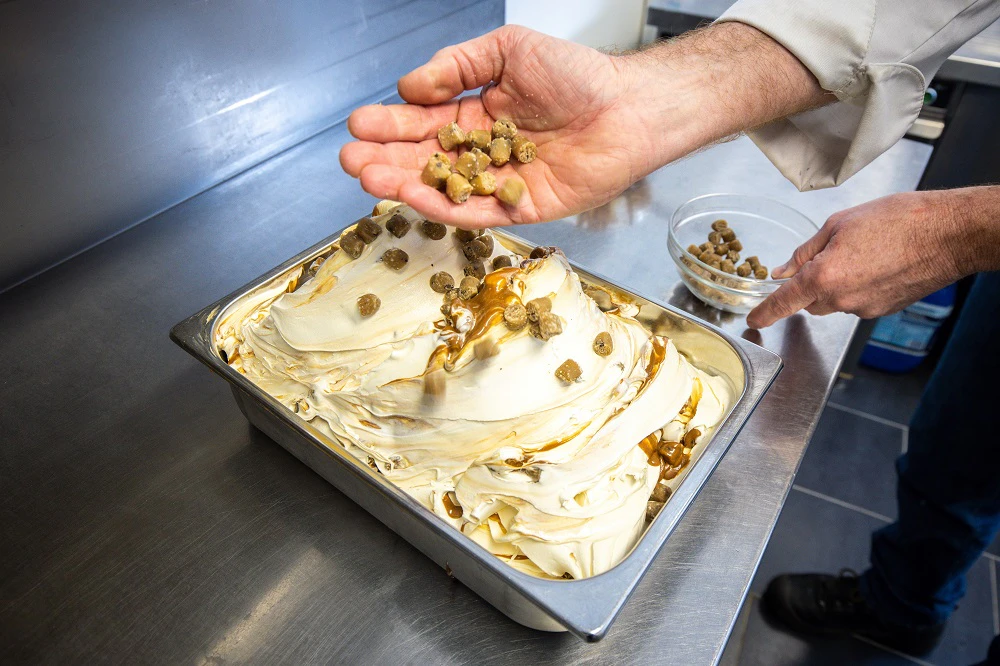 IJssalon Da Vinci zweert bij karamelijs met cookie dough