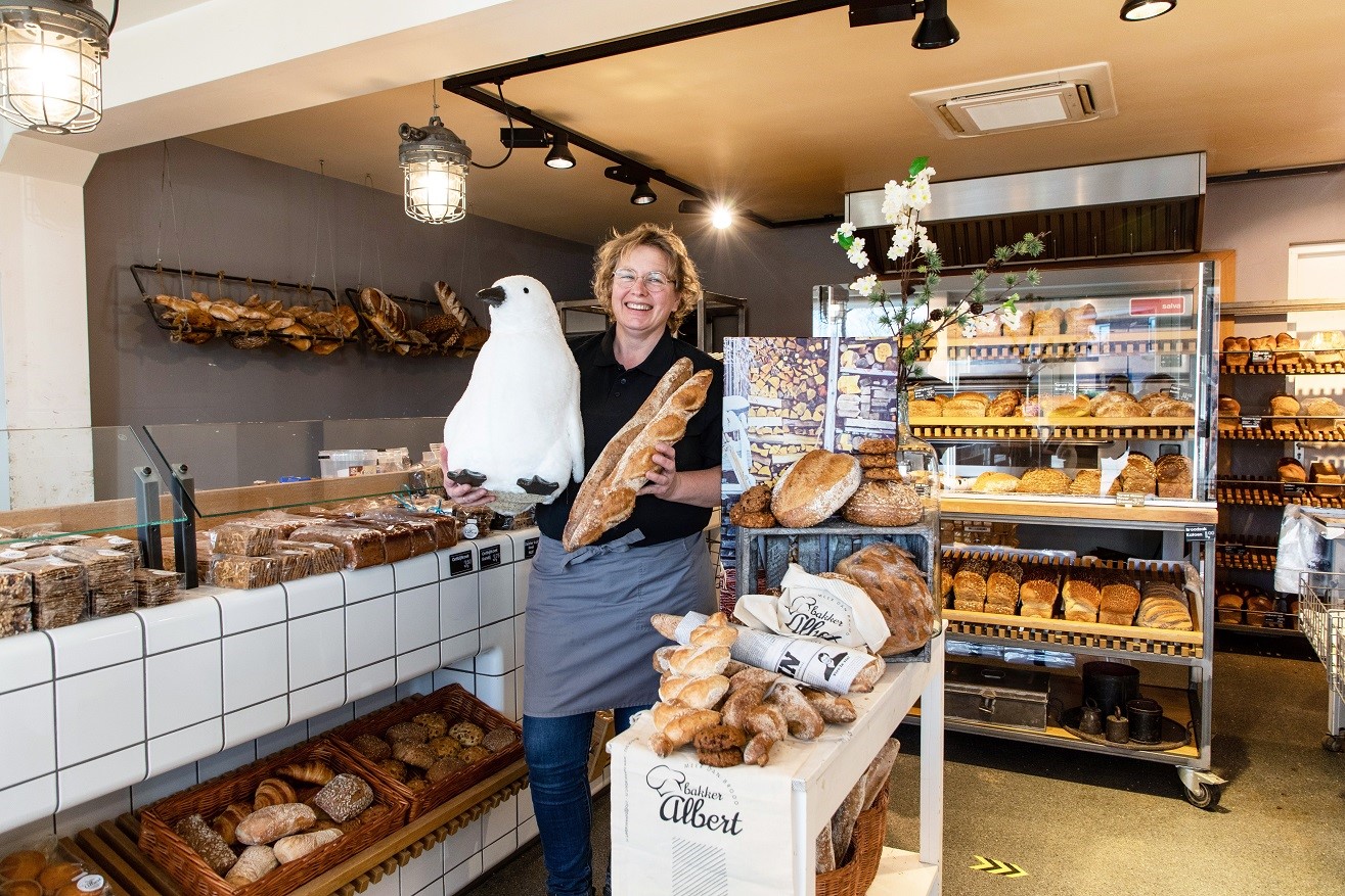 Het MidWintersfeerpakket ziet er superleuk uit, vindt Wilma de Jong van Bakker Albert in Zeist. Foto's: Herbert Wiggerman