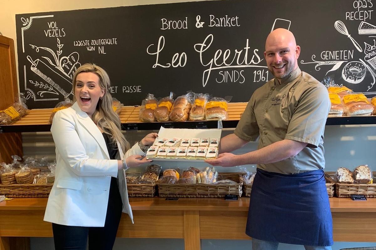 Nienke Fitters ontvangt de eerste tompoucen van Leo Geerts. Foto: Geerts