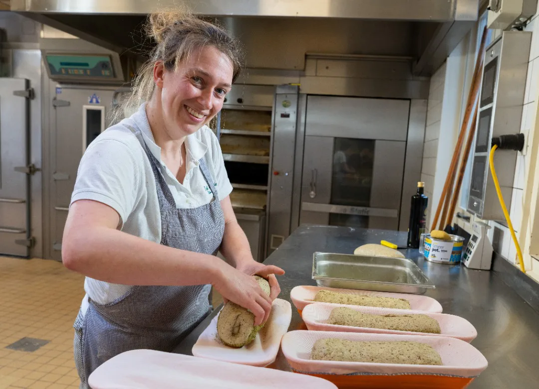 Het Puur Achterhoeks Pompoenbrood valt in de smaak bij de klanten van Bakkerij Dick ten Broeke. ‘We verkopen er zo’n 50 van in de week’, vertelt bakker Anna ten Broeke. Foto’s: Jan Willem Schouten