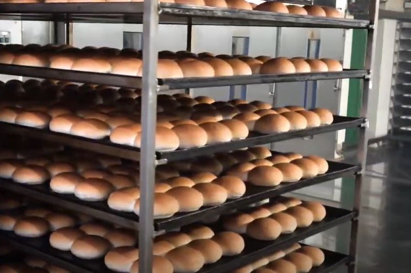 Cees van den Hoed van Bakkerij Kamstra kan precies inzien hoeveel energie de ovens verbruiken.