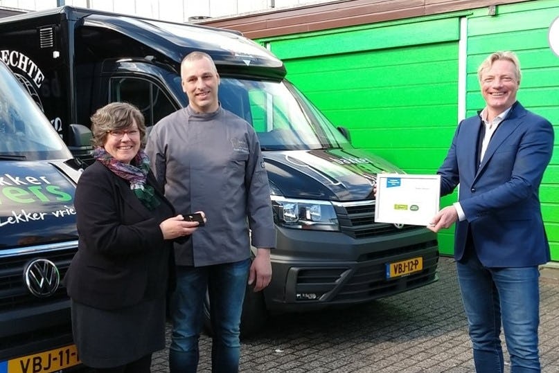 Wilma en André Hilvers ontvangen het Arnhems Complimentje. Foto: Arnhemse Uitdaging