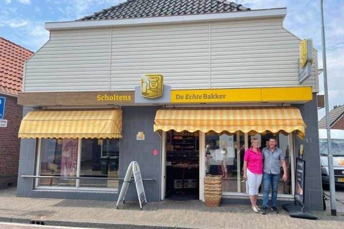 Wim en Hinnie Scholtens stoppen zaterdag met hun bakkerij in Winschoten.