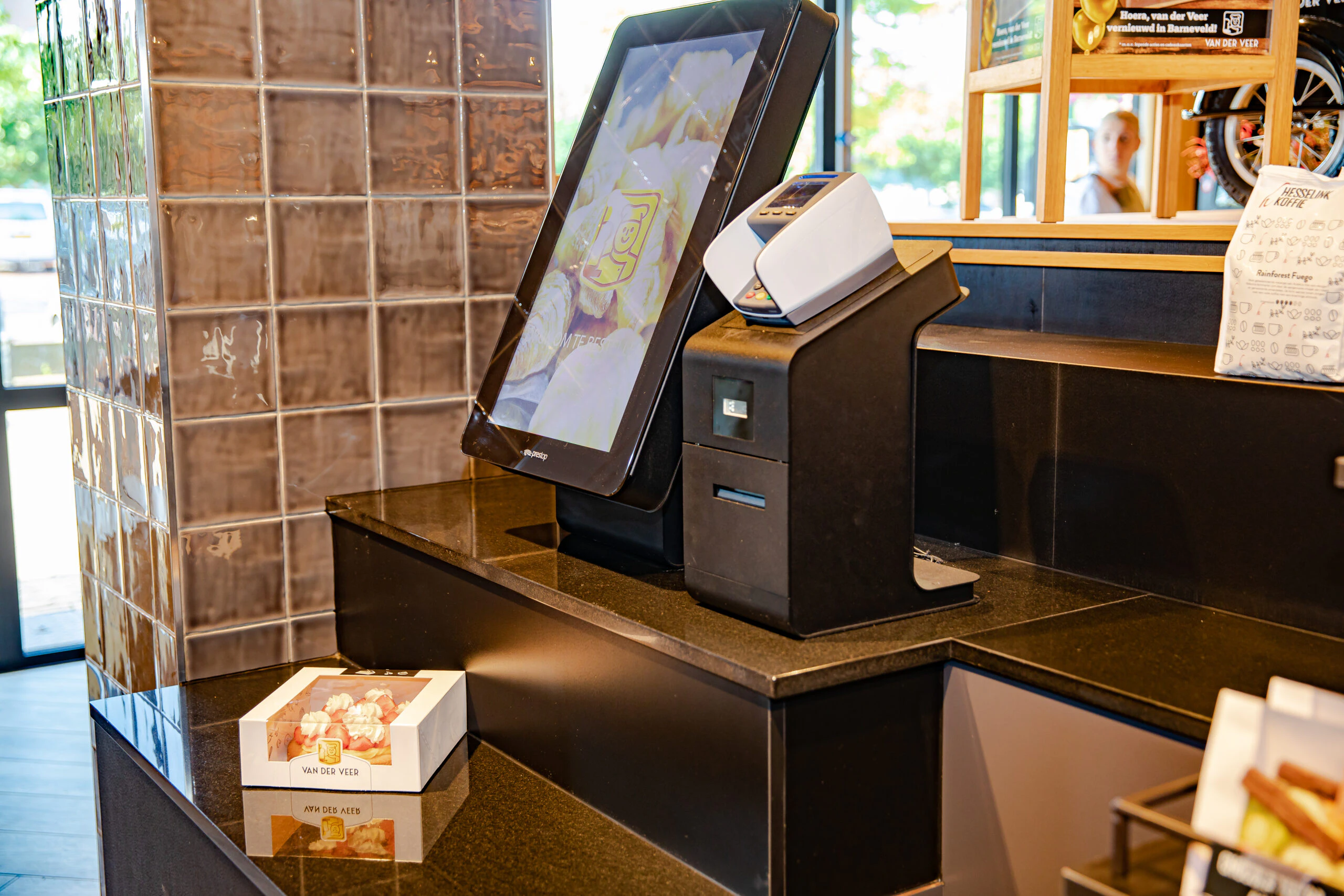 Echte Bakker Van der Veer komt met de primeur van een zelfscankassa.
