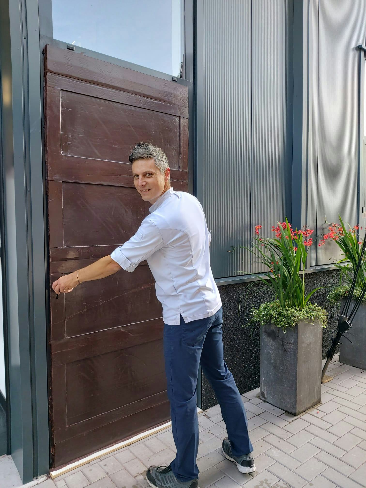 Tom van de Veen bij de chocolade deur die Jonnie en Thérèse Boer even later op ludieke wijze zouden openen.
Foto's: AMR