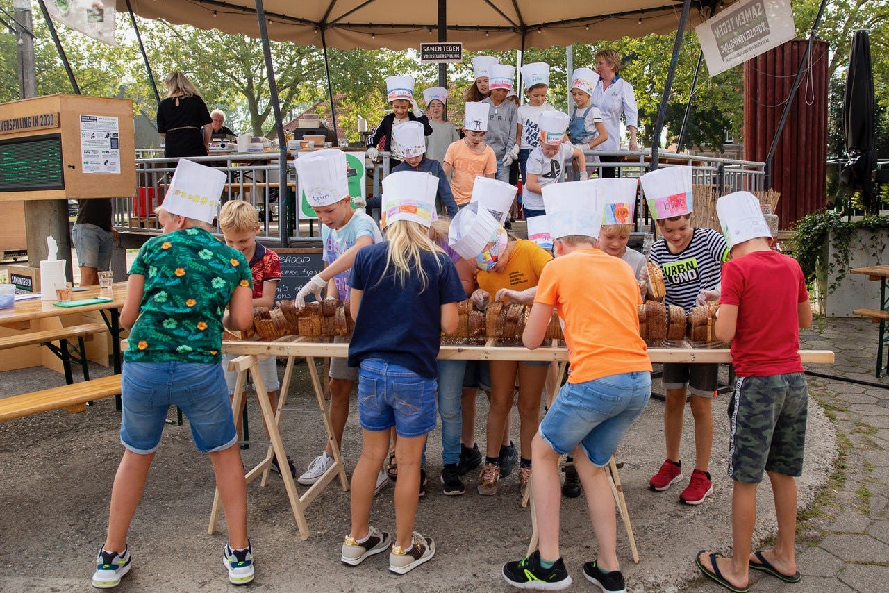 Nel Schellekens bereidt samen met groep 5/6 van basisschool ‘t Heibosch uit Veghel tosti’s, poffertjes en crostini’s van oude boterhammen. Foto: Alette Fotografie