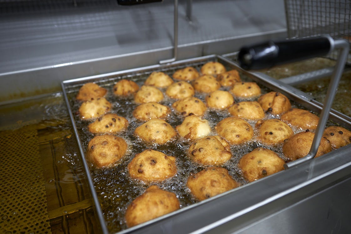 Demo oliebollen bakken met Hiljo Hillebrand