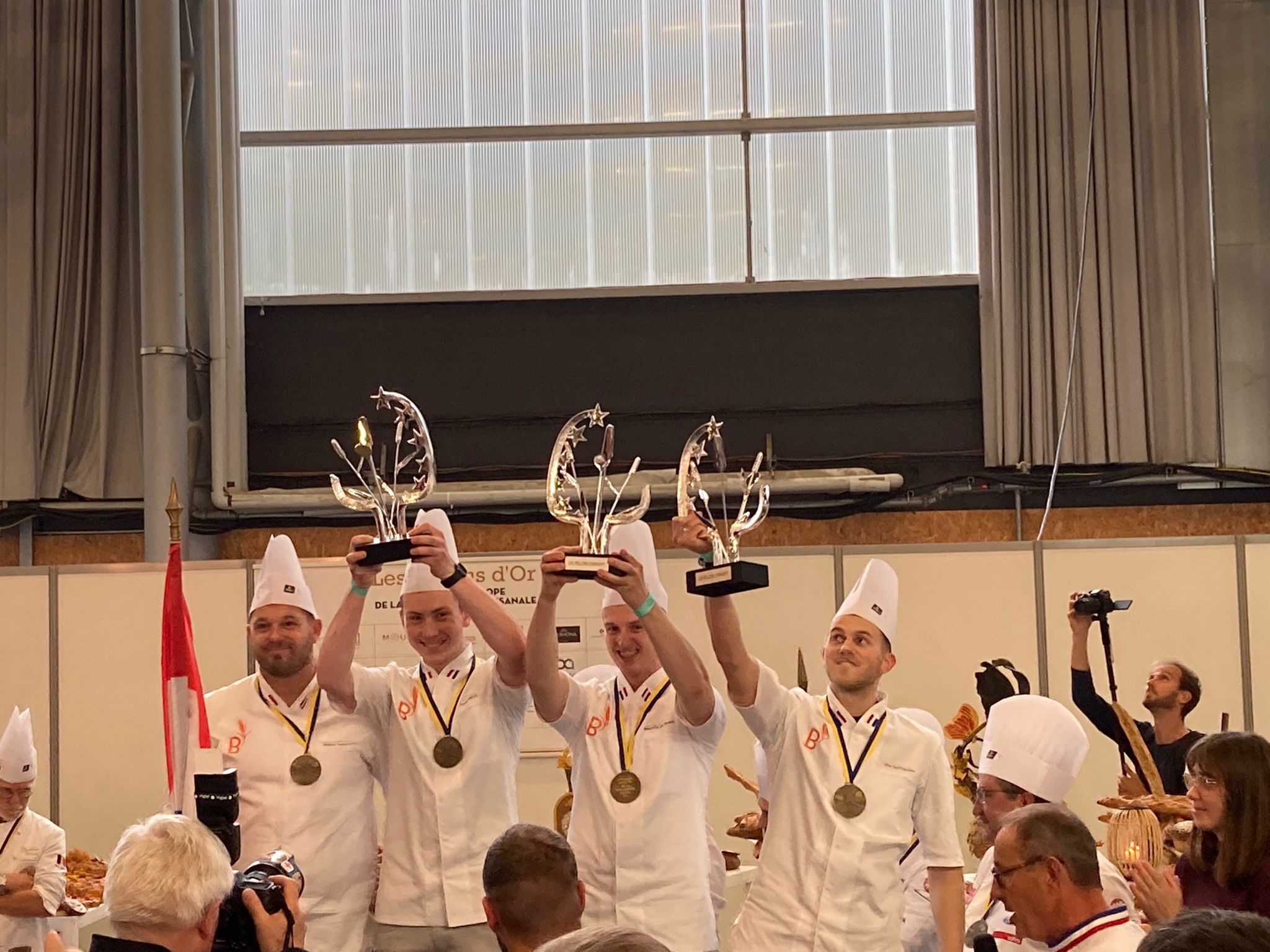 Het jonge team neemt de bekers in ontvangst. Uiterst links coach Michel Schröder.
Foto's: BT