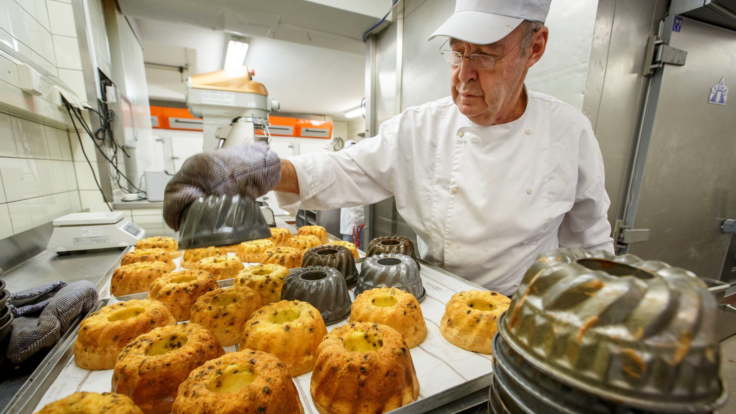 (C) Roel Dijkstra Fotografie / Foto Fred Libochant

Banketbakker Cees Holtkamp aan de slag met Moskovische tulband.

Foto: Roel Dijkstra
