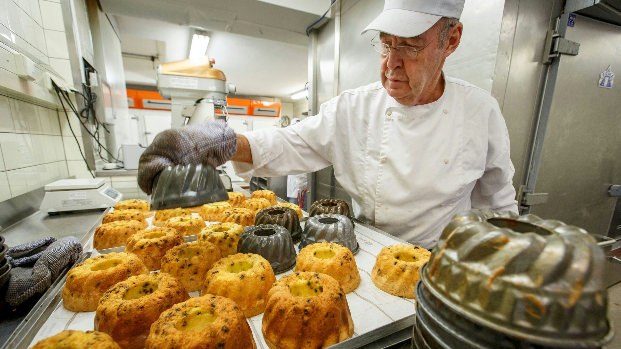 (C) Roel Dijkstra Fotografie / Foto Fred Libochant
Banketbakker Cees Holtkamp aan de slag met Moskovische tulband.
Foto: Roel Dijkstra
