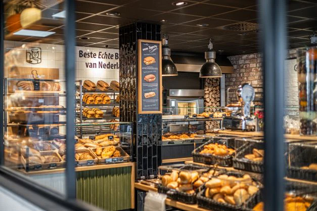 'Om tot een unieke winkelinrichting te komen, gaan we altijd eerst samen destilleren wat jou als bakker zo uitzonderlijk maakt.' In dit geval bij de Limburgse bakkerij Gommans.