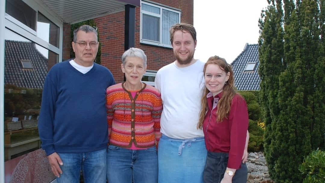Jerke Braaksma (links) en zijn echtgenote Griet bij de door Aaldert en Hiltje Bruinsma (rechts) overgenomen bakkerij.
Foto: fb