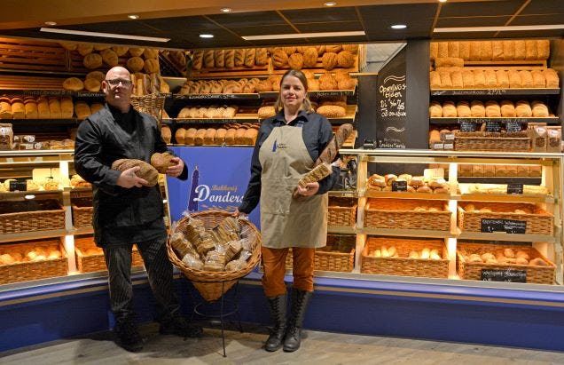 Iwan en Nienke Donders zijn de trotse eigenaren van de enige bakkerij op Schiermonnikoog.
Foto's: Romy Dam