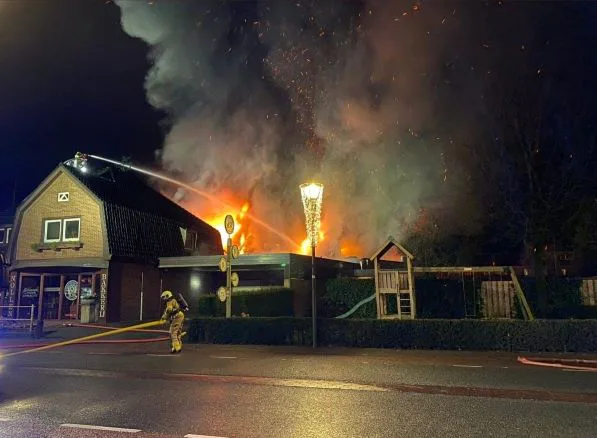 ‘Dat de omliggende woningen gespaard zijn, is een huzarenstukje van de brandweer.’
