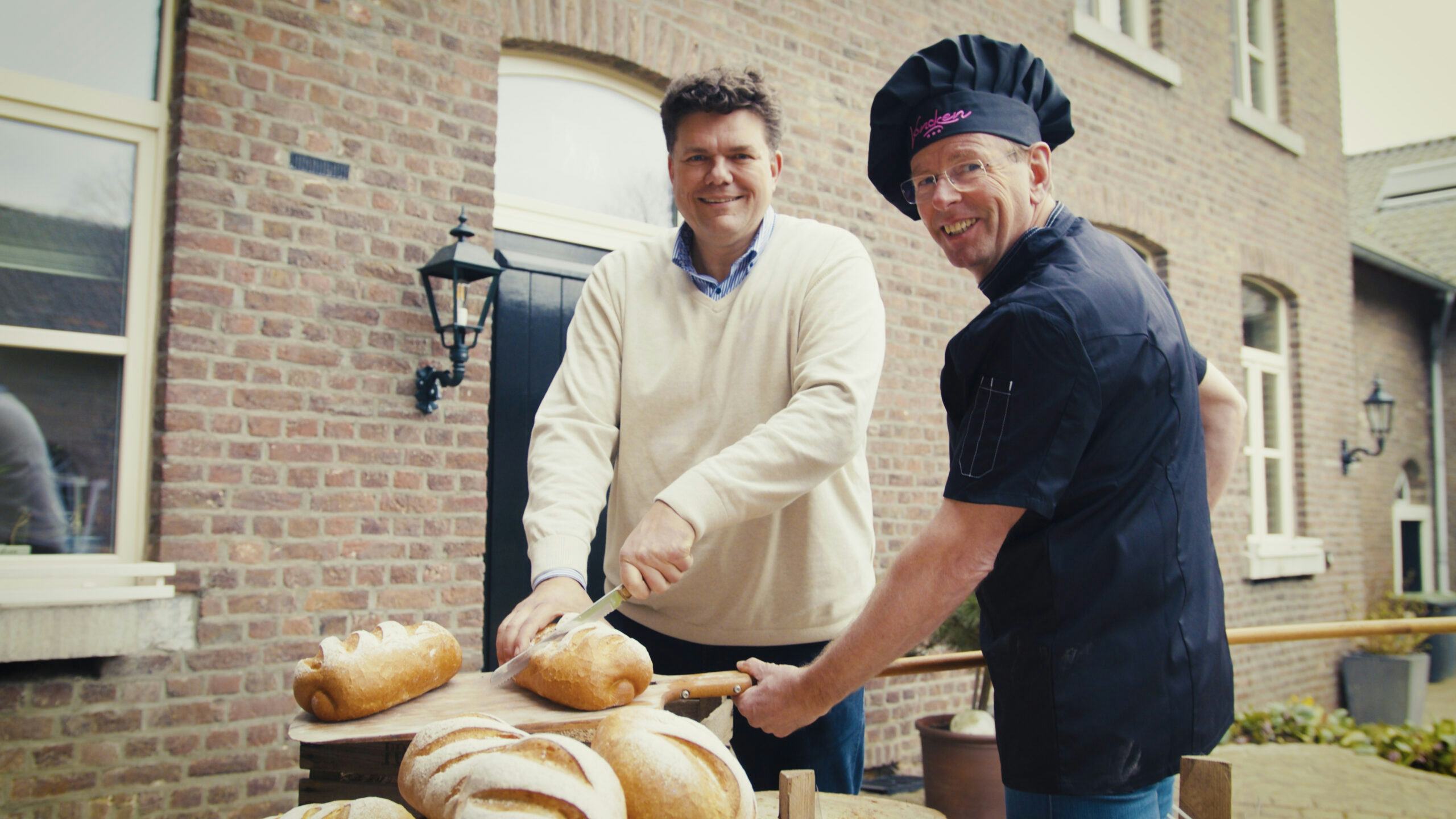 Teler Bart Huijts en bakker Frans Voncken bij de witte en tarwe-variant van Het Genot van TerWorm.
Foto's: Voncken
