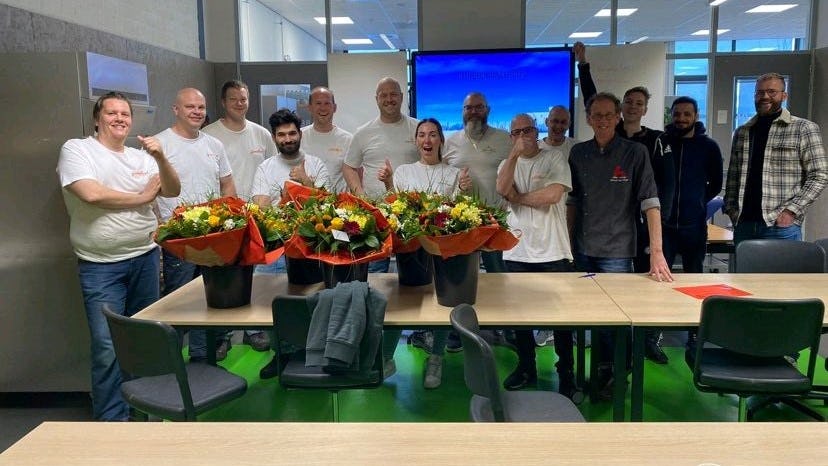 Met een certificaat en een bos bloemen sloten de deelnemers de basiscursus Broodbakken aan het Alfa College in Hoogeveen af. Foto: Alfa College