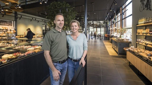 Ondernemersechtpaar Ronny en Esther van der Horst voor Bakkerij PIet. Foto Koos Groenewold.